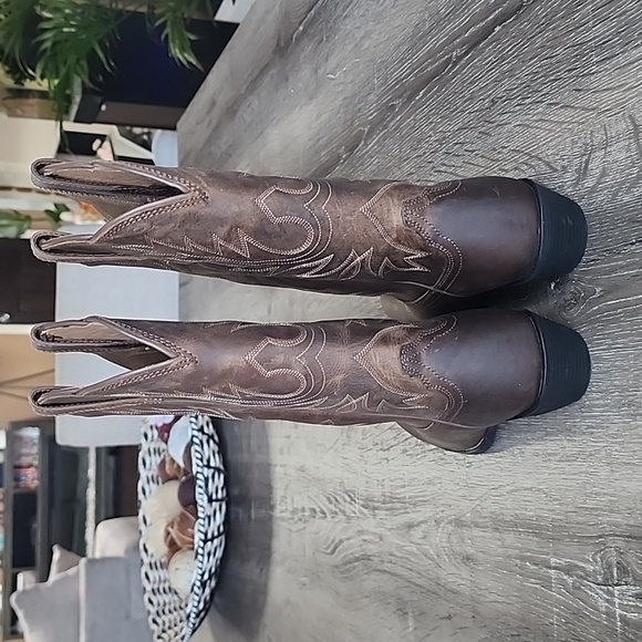 NEW! ARIAT Style 15725 Heritage Boots Dark Brown Distressed Size 5.5 - Picture 3 of 13